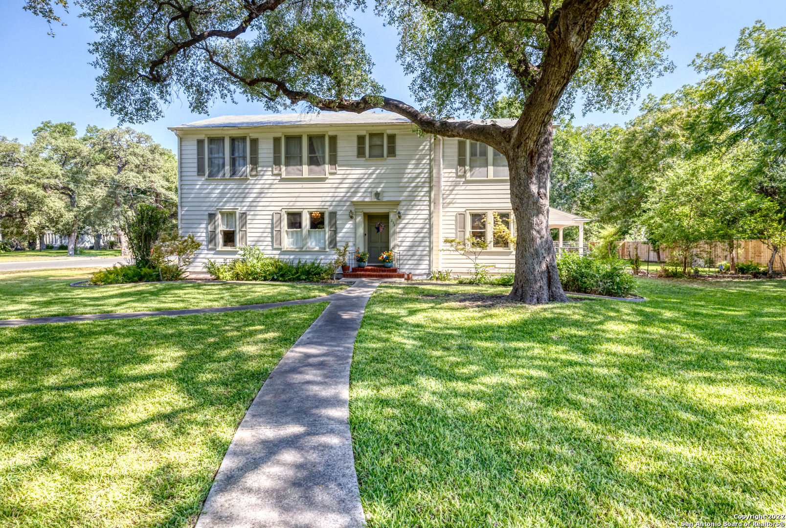 236 W Mesquite Street Uvalde TX 78801