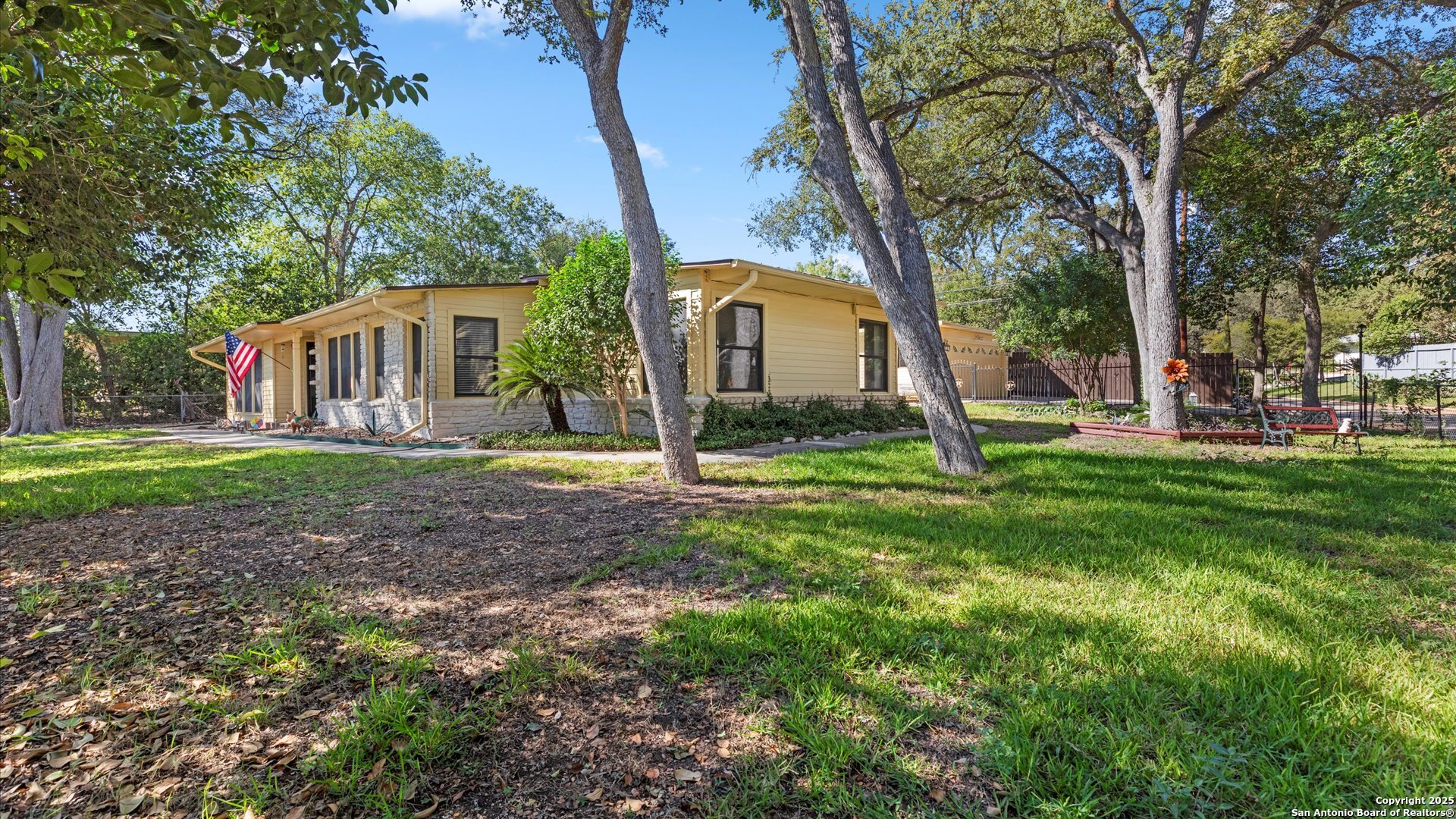 1049 Ivy Lane Terrell Hills TX 78209