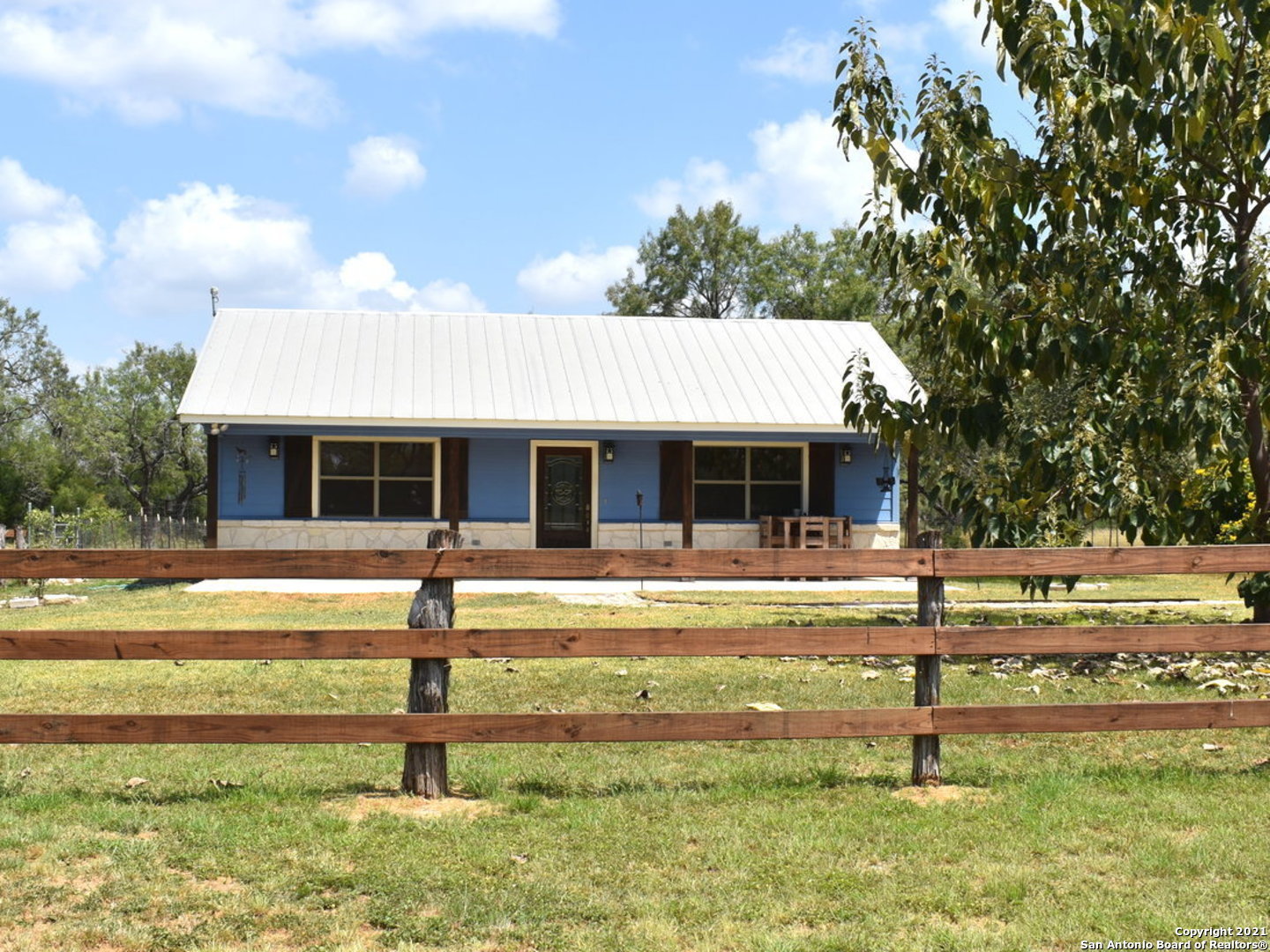 1138 State Highway 173 Bigfoot TX 78005