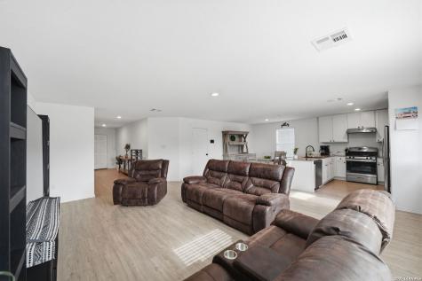 124 Maverick Cove Pleasanton TX 78064