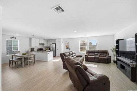 124 Maverick Cove Pleasanton TX 78064