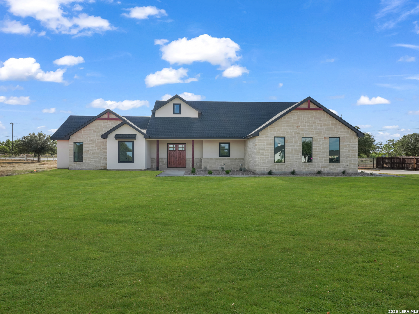 101 W Medium Meadow Drive Lytle TX 78052