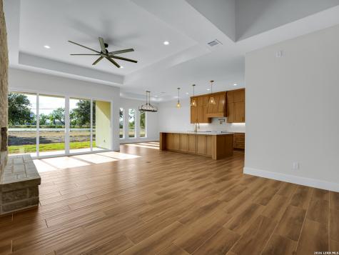 101 W Medium Meadow Drive Lytle TX 78052