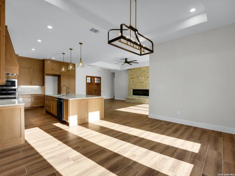 101 W Medium Meadow Drive Lytle TX 78052