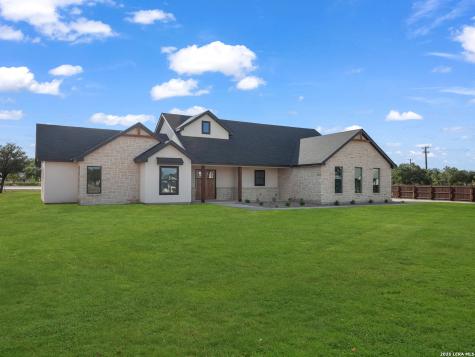 101 W Medium Meadow Drive Lytle TX 78052