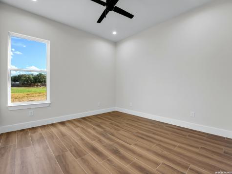 101 W Medium Meadow Drive Lytle TX 78052