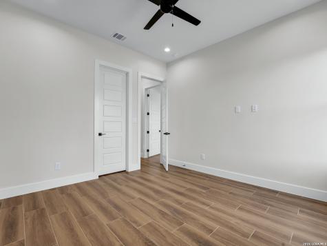101 W Medium Meadow Drive Lytle TX 78052