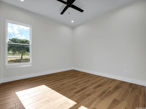 101 W Medium Meadow Drive Lytle TX 78052