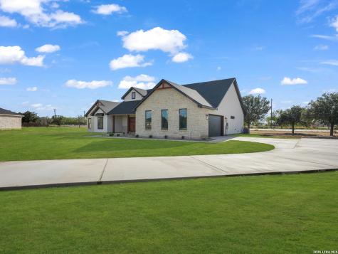 101 W Medium Meadow Drive Lytle TX 78052