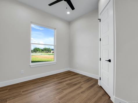 101 W Medium Meadow Drive Lytle TX 78052
