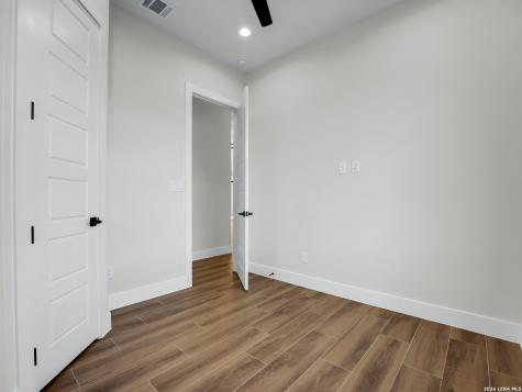 101 W Medium Meadow Drive Lytle TX 78052