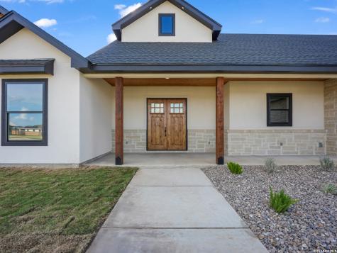 101 W Medium Meadow Drive Lytle TX 78052