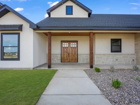 101 W Medium Meadow Drive Lytle TX 78052