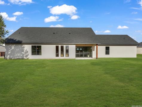 101 W Medium Meadow Drive Lytle TX 78052
