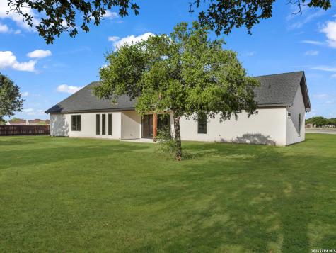 101 W Medium Meadow Drive Lytle TX 78052