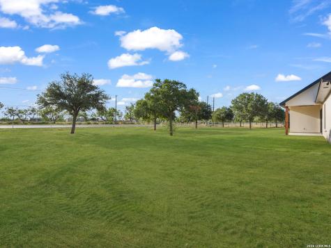 101 W Medium Meadow Drive Lytle TX 78052