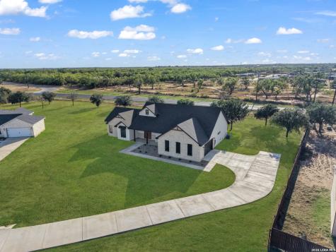101 W Medium Meadow Drive Lytle TX 78052