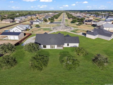 101 W Medium Meadow Drive Lytle TX 78052