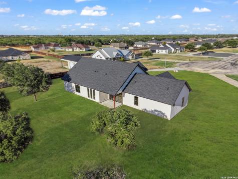 101 W Medium Meadow Drive Lytle TX 78052