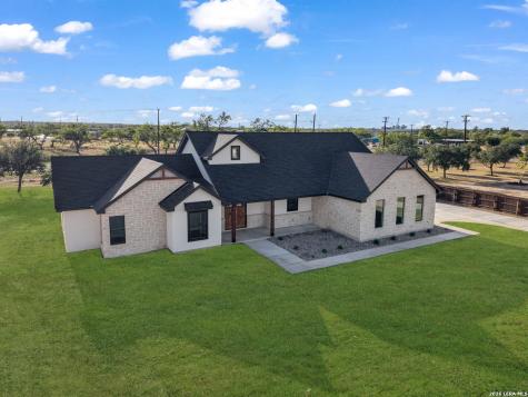 101 W Medium Meadow Drive Lytle TX 78052
