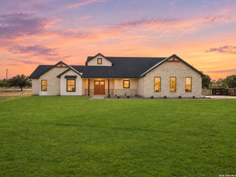 101 W Medium Meadow Drive Lytle TX 78052