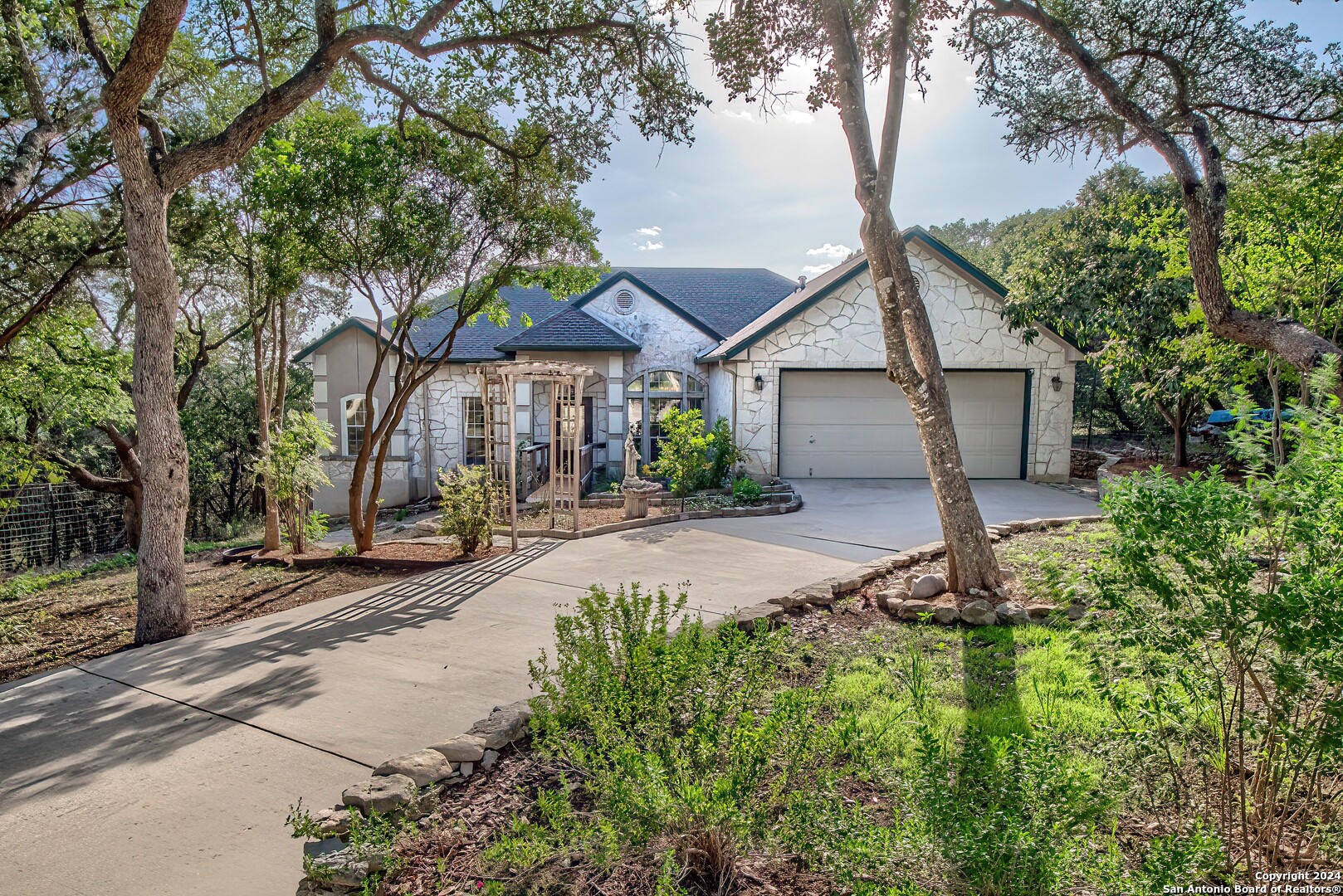 1190 Northlake Drive Lakehills TX 78063
