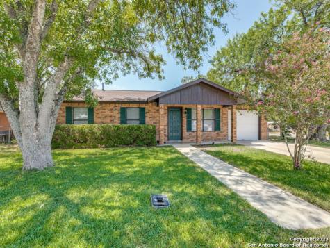 1002 Longleaf Drive Floresville TX 78114