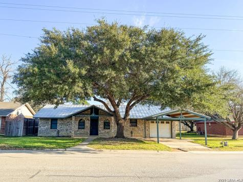 904 W. West Street Stockdale TX 78160