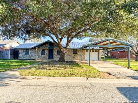 904 W. West Street Stockdale TX 78160