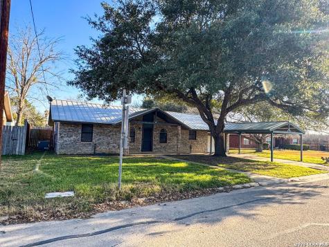 904 W. West Street Stockdale TX 78160