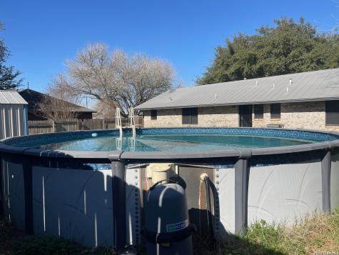 904 W. West Street Stockdale TX 78160