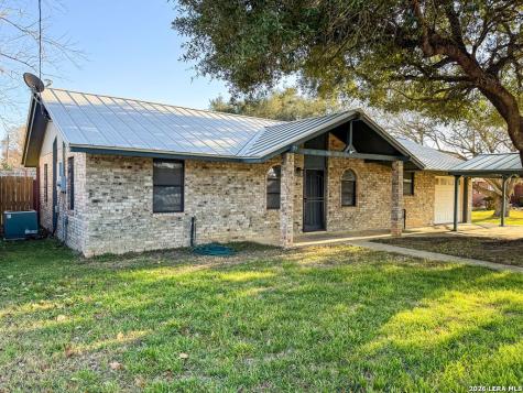 904 W. West Street Stockdale TX 78160