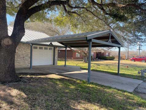 904 W. West Street Stockdale TX 78160