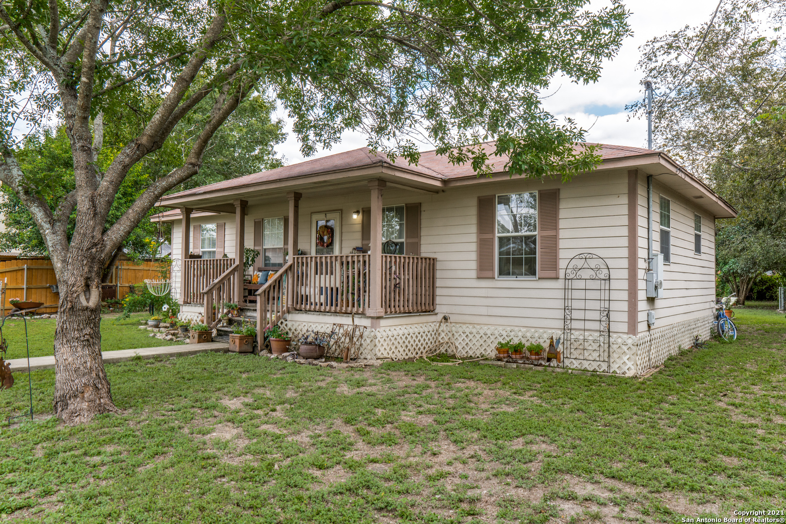 806 Berlin Street Castroville TX 78009