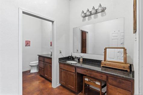 1058 E Weinert Seguin TX 78155