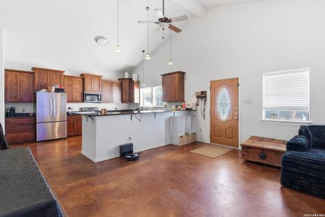 1058 E Weinert Seguin TX 78155