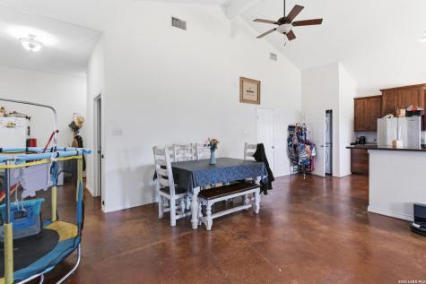 1058 E Weinert Seguin TX 78155