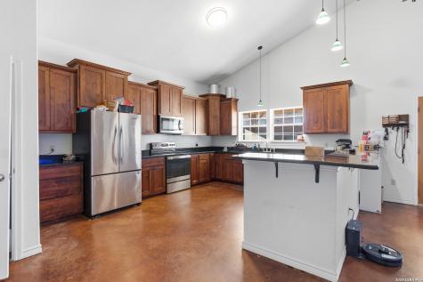 1058 E Weinert Seguin TX 78155