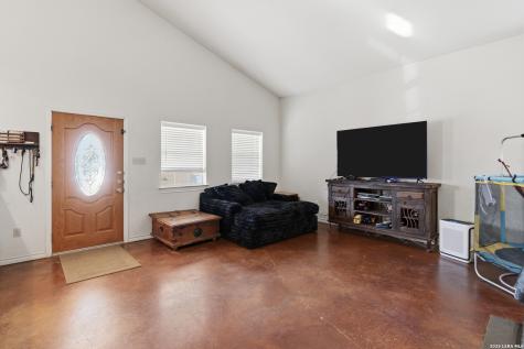 1058 E Weinert Seguin TX 78155