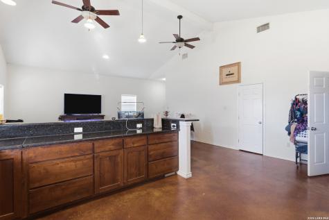 1058 E Weinert Seguin TX 78155