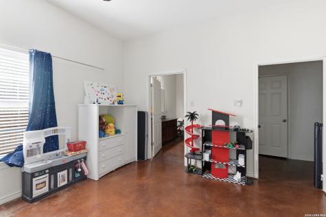 1058 E Weinert Seguin TX 78155