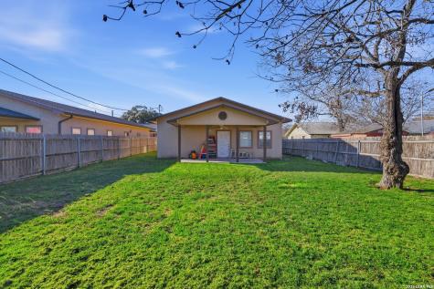 1058 E Weinert Seguin TX 78155