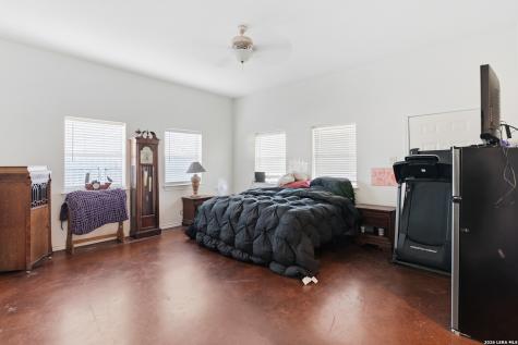 1058 E Weinert Seguin TX 78155