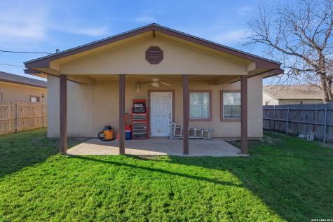 1058 E Weinert Seguin TX 78155