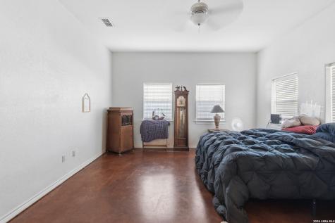 1058 E Weinert Seguin TX 78155
