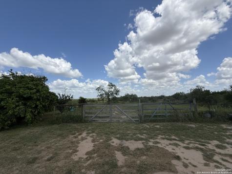 2542 Pena Carrizo Springs TX 78834