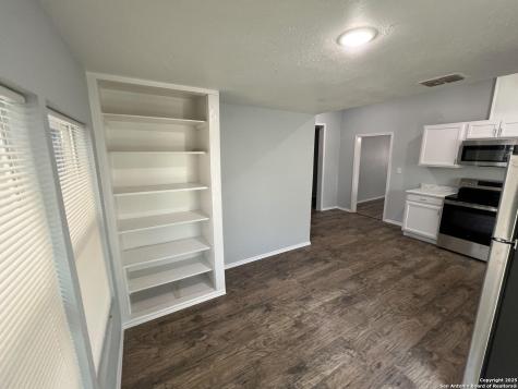 112 Avenue B Converse TX 78109