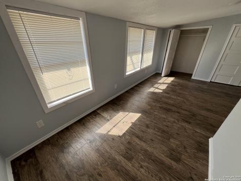 112 Avenue B Converse TX 78109