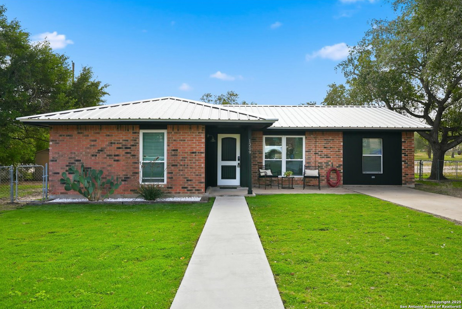 1209 Terry Street George West TX 78022