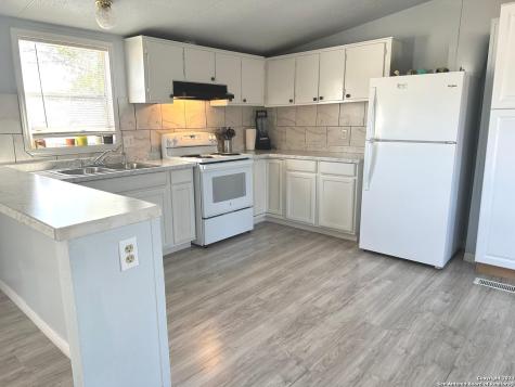 240 Lakeview Pleasanton TX 78064